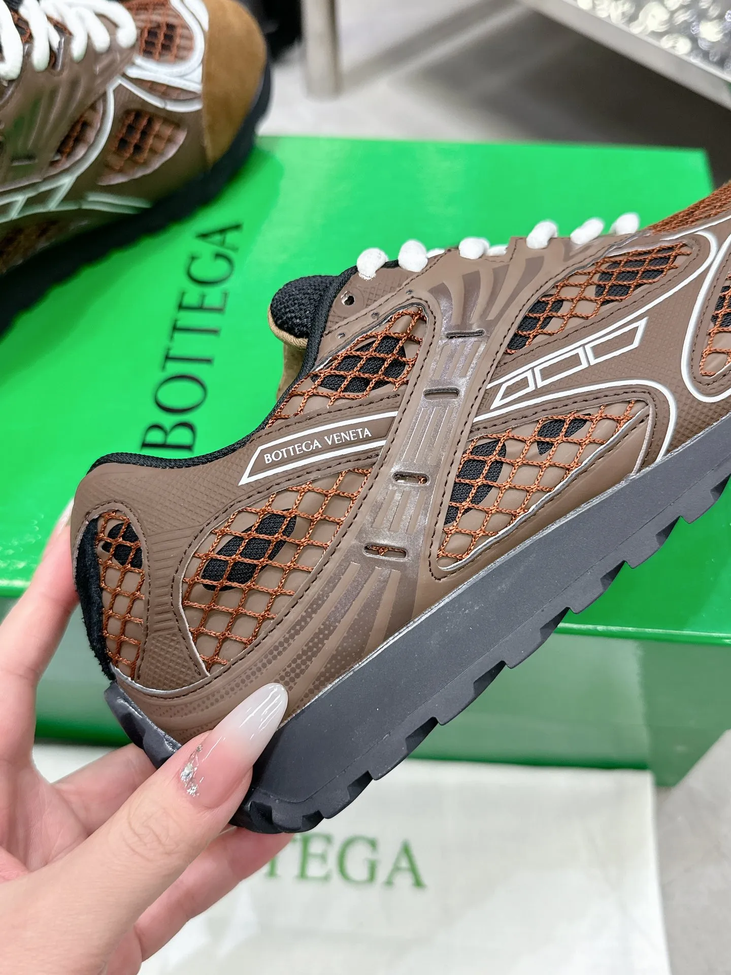 👟👟Ex-factory price 560👟👟 Men ➕20 💰𝐁𝐨𝐭𝐭𝐞𝐠𝐚 𝐕𝐞𝐧𝐞𝐭𝐚 Bodie Home Couple Style 👫BV Sports Shoes Wang Yibo Same Style Casual shoes for couples and dad shoes! Runner sneakers! Original purchase and development! Made of original lightweight technical mesh fabric, the same as the original version! The process is complicated! Paired with a geometric pattern designed rubber outsole, the higher version of the Wang Zha series is actually much taller, but the legs still look slim. Very nice. Durable and durable to play with, standard and version-matching shoe-packing technology. Look for high-end versions. The original outsole is exclusively molded, and the color-blocked TPU outsole is used. The material and weight are the same as the original! Size: Women’s size 35-41 (40 and 41 customized, non-refundable) Men’s size 39-45 (45 customized, non-refundable)